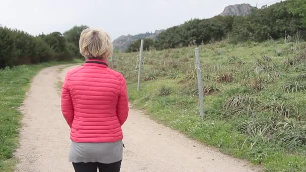 Glückliches älteres Paar umarmt sich und küsst sich liebevoll — Stockvideo