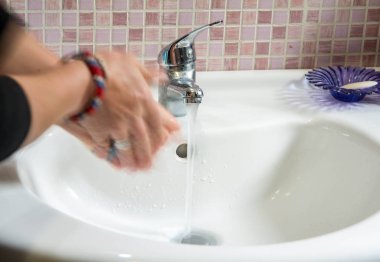 donna ragazza che pulisce casa