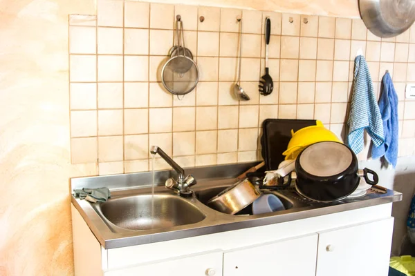 donna ragazza che pulisce casa