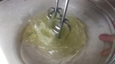 Yavaşça görünen yumurtayı beyaza kırbaçla