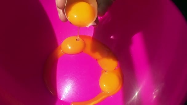 Gema de ovo slam com batedor mecânico visto em câmera lenta — Vídeo de Stock