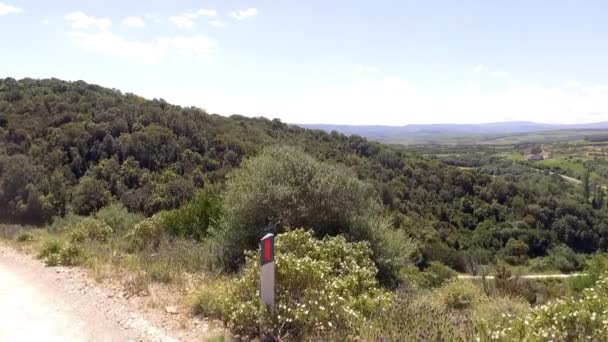 Drone ile görülen bir dağ saç tokası eğrisi üzerinde yol işareti — Stok video