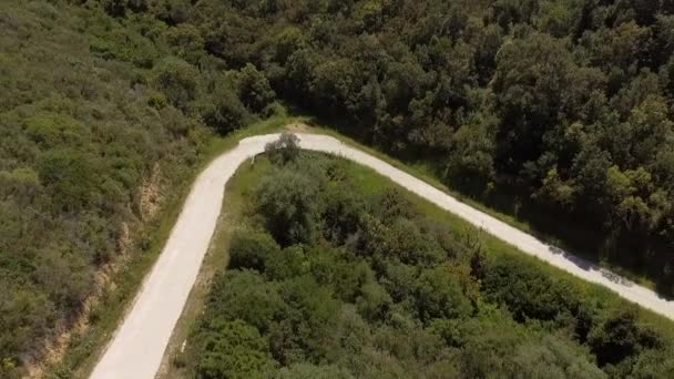 С помощью дрона можно увидеть кривую вершину горы — стоковое видео