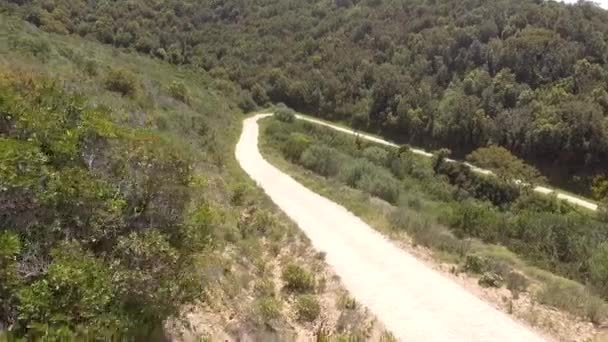 Görbe hajtű Mountain látható a drone — Stock videók