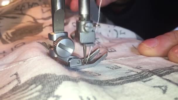 用缝纫机慢动作的女人 — 图库视频影像