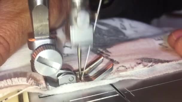 Mujer usando la máquina de coser ver cámara lenta — Vídeo de stock