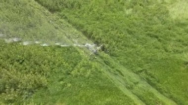 drone ile yukarıdan görülen fıskiye sulama