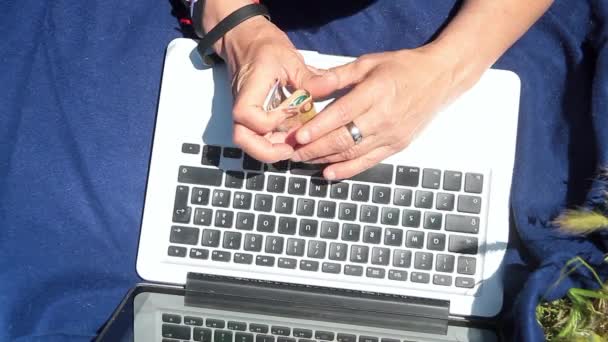 Egy laptopon lévő kezek számlálása — Stock videók