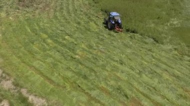 Tarım alanında çim leri kesen 4traktör biçme makinesi faaliyette