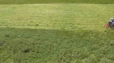 Tarım alanında çim keser operasyonda 5traktör biçme makinesi