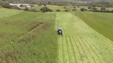 Tarım alanında çim keser operasyonda 3traktör biçme makinesi