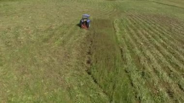 tarım alanında çim keser operasyonda traktör biçme kuş gözü