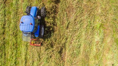 tarım alanında çim keser operasyonda traktör biçme kuş gözü