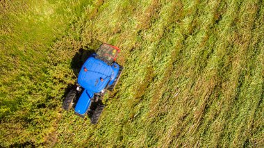 tarım alanında çim keser operasyonda traktör biçme kuş gözü