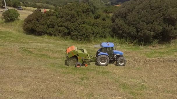 Madár szeme ember a munka a traktor szénapajt — Stock videók