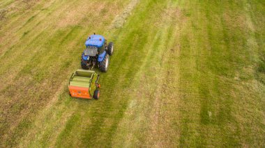 saman balya ile traktör üzerinde iş başında Man kuş gözü