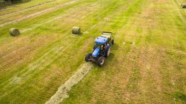 saman balya ile traktör üzerinde iş başında Man kuş gözü