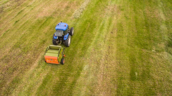 Occhio Uccello Dell Uomo Lavoro Sul Trattore Con Pressa Fieno — Foto Stock