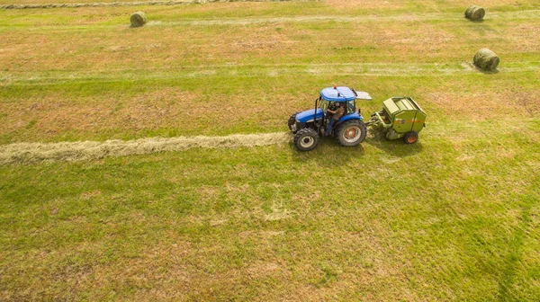 Occhio Uccello Dell Uomo Lavoro Sul Trattore Con Pressa Fieno — Foto Stock