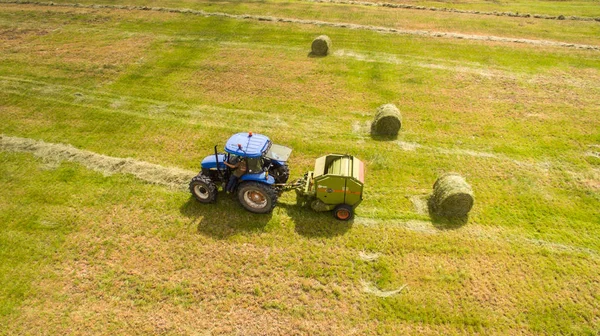 Vogelauge Des Menschen Bei Der Arbeit Auf Dem Traktor Mit — Stockfoto