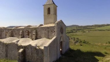 katedral kalıntılarının havadan görünümü