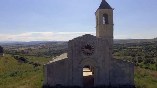Luchtfoto van kathedraal ruïnes — Stockvideo