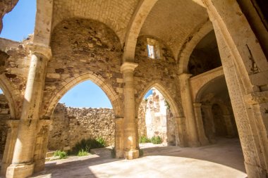 Sardunya martis bir katedralin harabe