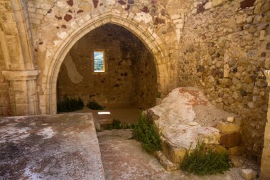 Sardunya martis bir katedralin harabe