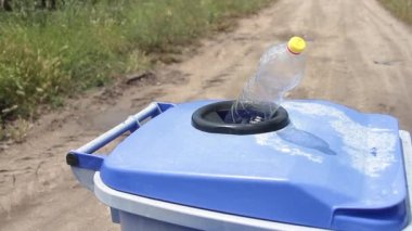 Plastik bottigila video geri dönüşüm kutusunda tek başına uçan