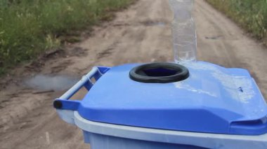 Plastik bottigila video geri dönüşüm kutusunda tek başına uçan