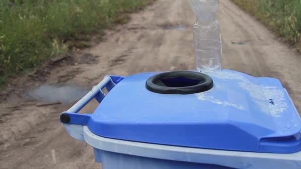 Videó a műanyag bottigila repül egyedül az újrahasznosító bin — Stock videók