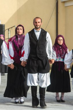 Tipik kıyafetler ve folklor ile Sardunya grup dansı
