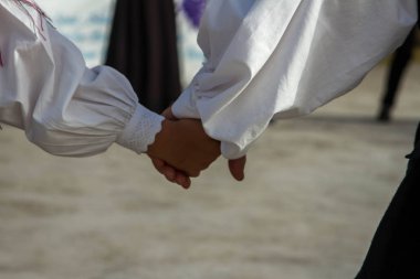 Tipik kıyafetler ve folklor ile Sardunya grup dansı