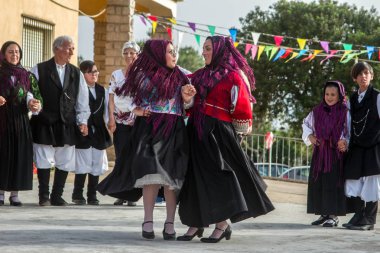 Tipik kıyafetler ve folklor ile Sardunya grup dansı