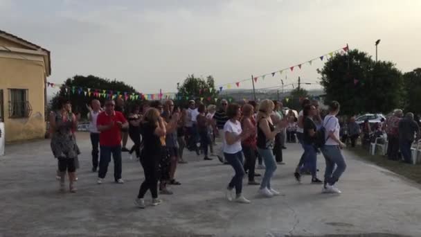 Baile de grupo sarda con ropa típica y folclore — Vídeos de Stock