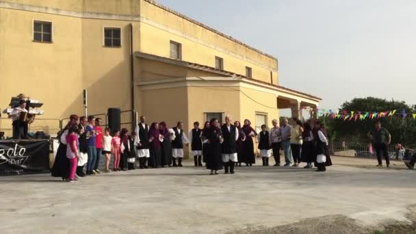 Bailarines sardos bailan la danza típica — Vídeos de Stock