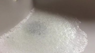 banyo lavabo musluk akan su ve drenaj içine aşağı, yavaş hareket görülen