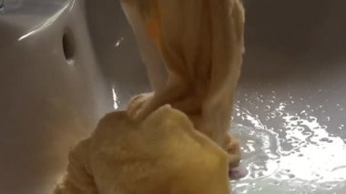 banyo lavabo musluk akan su ve drenaj içine aşağı, yavaş hareket görülen