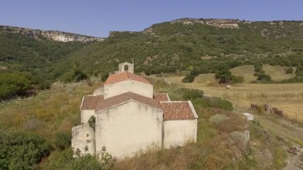 Havadan görünümü, saman balyaları ile alanların ortasında antik harabe kilise kuş gözü — Stok video