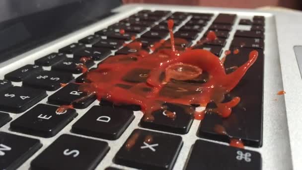 Puré de tomate cayendo en la vista del teclado de la computadora en cámara lenta — Vídeo de stock