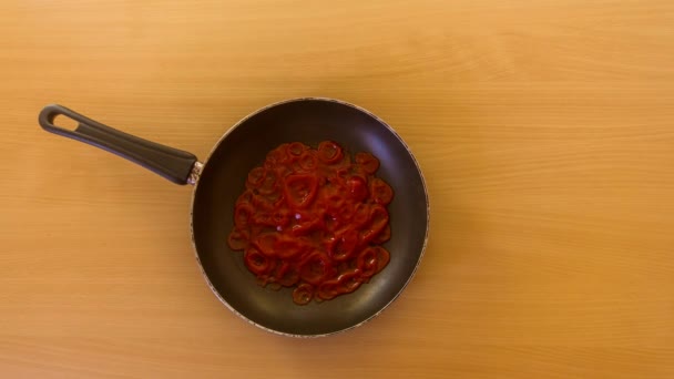 Excelentes ravioles con salsa de tomate que van desde la sartén hasta el movimiento de parada del plato — Vídeos de Stock