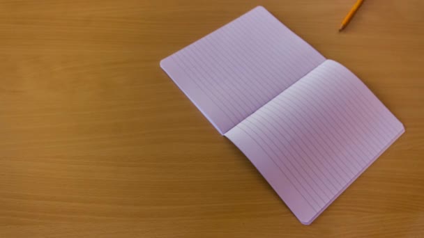 Série de notas post-it cobrindo e descobrindo um livro, a caneta e o teclado branco de um computador visto em stop motion — Vídeo de Stock