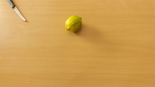 Cannucce colorate e succo di limone tagliato che si muovono in stop motion — Video Stock