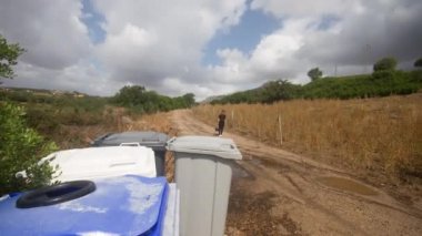 kız stop hareket görülen uygun atık kutusuna bir çanta atarak atık toplar