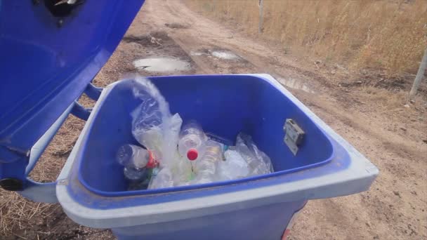 Bin de coleta separada de garrafas de plástico — Vídeo de Stock