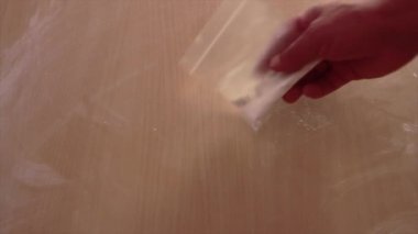 para ile kokain veya eroin gibi uyuşturucu tozu alışverişi eller