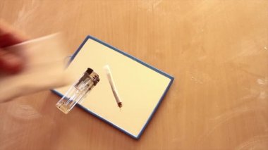 para ile kokain veya eroin gibi uyuşturucu tozu alışverişi eller
