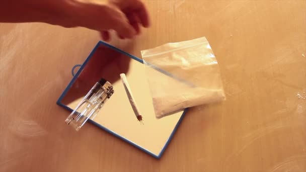 Mani che scambiano polvere di droga come cocaina o eroina con denaro — Video Stock