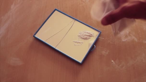 コカインやヘロインの可能性のある薬物のストリップを作る手 — ストック動画