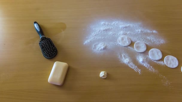 Make-up eltávolító párna a hintőpor és tejszín, hogy mozog az asztalon látható stop motion — Stock videók